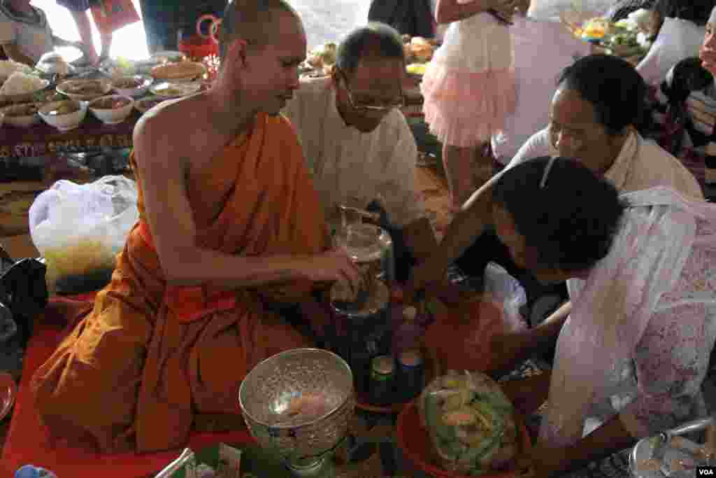 ប្រជាពលរដ្ឋ​​ខ្មែរ ​ប្រគេន​ចង្ហាន់​ដល់​ព្រះសង្ឃ​ នៅ​ថ្ងៃ​បុណ្យ​ចូលឆ្នាំខ្មែរ​ ក្នុង​វត្តមួយ​ជាយ​រាជធានី​ភ្នំពេញ កាលពី​ថ្ងៃទី១៤​ ខែមេសា​ ឆ្នាំ២០១៧។ (ហ៊ាន សុជាតា/VOA)