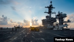 최근 호주로 가던 항로를 바꿔 한반도 주변 해역으로 향하고 있는 미 해군 핵추진 항공모함 칼빈슨호.