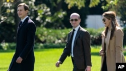 Stephen Miller, penasihat senior Presiden Donald Trump (tengah); penasihat senior Jared Kushner, dan Hope Hicks menuju ke helikopter kepresidenan, Marine One, di Gedung Putih, 30 September 2020. 