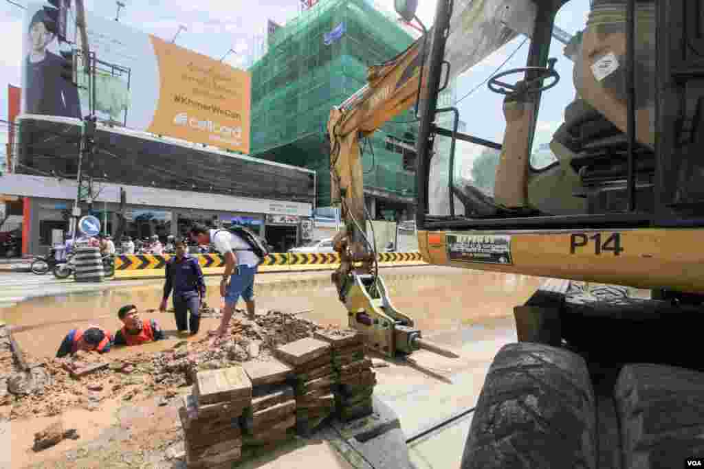 ក្រុម​ការងារ​រដ្ឋាករ​ទឹក​​ជួសជុល​ប្រព័ន្ធ​ទឹកស្អាត​បន្ទាប់​ពី​រថ​យន្ត​អេស្កា​វេទ័រ​ជីក​កកាយ​ដីប៉ះ​ប្រព័ន្ធទុយោ​បណ្ដាល​ឲ្យ​ធ្លាយ​ទឹក​បាចសាច​ចេញ​ក្រៅ​នៅ​ព្រឹក​ថ្ងៃអាទិត្យ ទី​១៤ ខែ​សីហា​ឆ្នាំ​២០១៦​។​​ក្រុម​ការងារ​នៃ​មន្ទីរ​សាធារណៈ​ការ​និង​ដឹកជញ្ជូន​ជួសជុល​បង្គោល​ភ្លើង​នៅ​ស្តុប​បូកគោ នៃ​ខ័ណ្ឌ​ចំការមន​ រាជធានី​ភ្នំពេញ​​។​(ឡេង ឡែន/VOA )