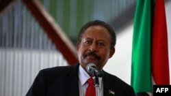 Perdana Menteri Sudan Abdalla Hamdok berbicara kepada pers di Ibu Kota Sudan Khartoum, 15 Agustus 2020. (Foto: AFP)
