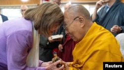 Pemimpin spiritual Tibet Dalai Lama menyambut mantan Ketua DPR AS Nancy Pelosi di Dharamsala, Himachal Pradesh, India, 19 Juni 2024. (Foto: Tenzin Choejor/Kantor Dalai Lama via Reuters)