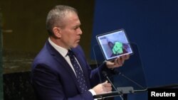 گیلاد اردان، نماینده دائم اسرائیل در سازمان ملل در حال نشان دادن ویدیویی از حمله وحشیانه حماس به یک کارگر کشاورزی در اسرائیل. ۲۶ اکتبر. 