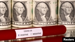 Tabung sampel virus corona dengan uang kertas dollar AS dalam foto ilustrasi, 1 Maret 2020. (Foto: Reuters)