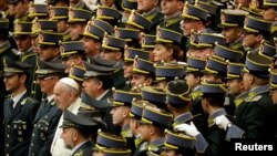 សម្តេចប៉ាប​ Francis ឈរ​ថតរូប​ជាមួយកូន​ទាហា​នអ៊ីតាលី Italian Guardia di Finanza អំឡុង​ការ​ជួប​ជុំ​នៅ​សាល Paul VI បុរី​វ៉ាទីកង់កាលពី​ថ្ងៃទី​១០ មករា ២០១៨។