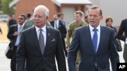 PM Malaysia Najib Razak (kiri) dan PM Australia Tony Abbott menemui tim gabungan pencari pesawat Malaysia Airlines MH370 yang hilang, di Perth, Australia, Kamis (3/4).