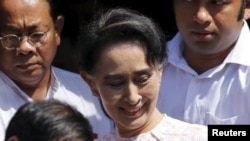 缅甸民主运动领袖昂山素季在仰光的民盟总部对支持者发表讲话后离开总部（2015年11月9日）