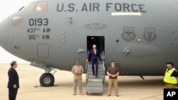 Vice President Joe Biden steps off a C-17 military transport plane upon his arrival in Baghdad, Iraq, April 28, 2016. Biden's visit is ‘focused on encouraging Iraqi national unity and continued momentum’ in fight against Islamic State, his office says.