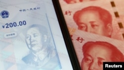 中国数字货币在手机上的官方应用程序与人民币百元钞。（2020年10月16日）