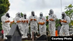 Tim TRC BPBD DIY berdoa usai memakamkan warga dengan standar COVID 19 di Yogyakarta, 26 Mei 2020. (Foto courtesy: TRC BPBD DIY)