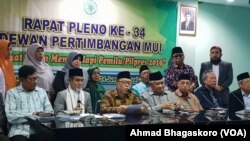 Ketua Wantim MUI, Din Syamsuddin bersama sejumlah tokoh agama Islam saat menyampaikan pernyataan sikap di Gedung MUI, Jakarta, Rabu, 30 Januari 2019. (Foto: Ahmad Bhagaskoro/VOA)