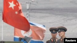 북한 신의주의 중국 접경 지역에서 경계 근무 중인 북한 군인들. (자료사진)