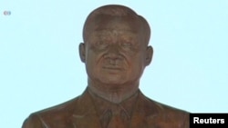 ព្រះបរម​រូបសម្តេច​ឪ​​នេះ​ធ្វើ​ពី​ស្ពាន់​ ហើយ​មាន​កម្ពស់​២៧​ម៉ែត្រ។