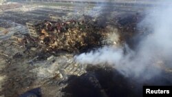 រូប​ភាព​ពី​អាកាស​បង្ហាញ​ពី​ផ្សែង​ផុល​ចេញ​ពី​កម្ទេចកម្ទី​នៅ​កន្លែង​រង​ការ​ផ្ទុះ​នៅ​​ក្រុង Tianjin ប្រទេស​ចិន។