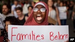 ស្ត្រី​ម្នាក់​ស្រែក​ពាក្យ​ស្លោក​នៅ​ក្នុង​ពេល​ប្រមូល​ផ្តុំ​មួយ​ប្រឆាំង​នឹង​បំរាម​ធ្វើ​ដំណើរ​លើ​ប្រទេស​មូស្លីម​មួយ​ចំនួន នៅ​ក្នុង​ក្រុង​ញូវយ៉ក កាលពី​ថ្ងៃទី២៦ ខែមិថុនា ឆ្នាំ២០១៨។