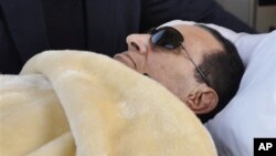 Mantan Presiden Mesir Hosni Mubarak dilaporkan meninggal secara klinis, namun beritanya masih simpang siur (foto: dok). 