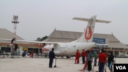 An advertising van with images of Britain&#39;s Prime Minister David Cameron and leader of the opposition Labor Party Ed Miliband drives around Parliament Square, central London, May 7, 2015.