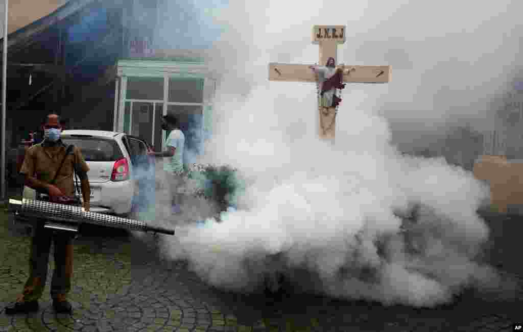 인도 뭄바이에서 보건 관계자가 소독약을 뿌리고 있다.