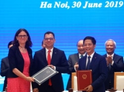European Commissioner for Trade Cecilia Malmstrom, Romania's Business, Trade and Enterpreneurship Stefan Radu Oprea and Vietnam's Industry and Trade Minister Tran Tuan Anh attend the signing ceremony of EVFTA in Hanoi, June 30, 2019.