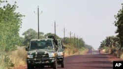 Des soldats maliens sur la route en direction de Diabaly, 40 kilomètres de Segou, le 14 janvier 2013.