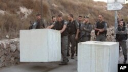 មន្រ្តី​ប៉ូលិស​នៅ​តាម​ព្រំដែន​របស់​អ៊ីស្រាអែល​ជួយ​ដាក់​រនាំង​បេតុង​នៅ​លើ​ផ្លូវ នៅ​ច្រក​ចេញ​ចូល​ទៅ​សង្កាត់ Jabal Mukaber ភាគ​ខាង​កើត​ក្រុង​ហ្ស៊េរុយសាឡិម (Jerusalem) កាលពី​ថ្ងៃទី១៤ ខែតុលា ឆ្នាំ២០១៥។