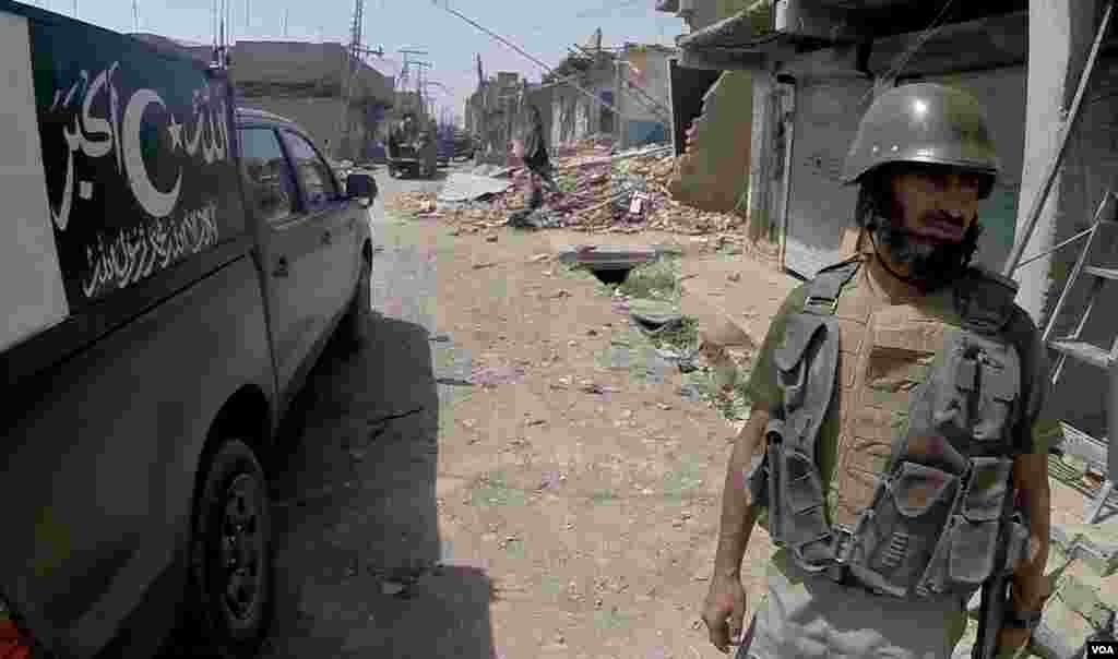 A Pakistani soldier is seen near destroyed shops in Miranshah, North Waziristan, Pakistan. (Ayaz Gul/VOA)