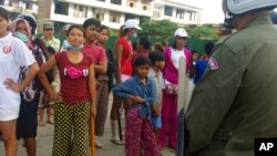 ពលរដ្ឋ​បូរីកីឡា​កាន់ដំបង​ប្រឈម​ជាមួយ​នឹង​អាជ្ញាធរមុន​នឹង​ការ​ប៉ះទង្គិច​មួយ​កើតឡើង​។