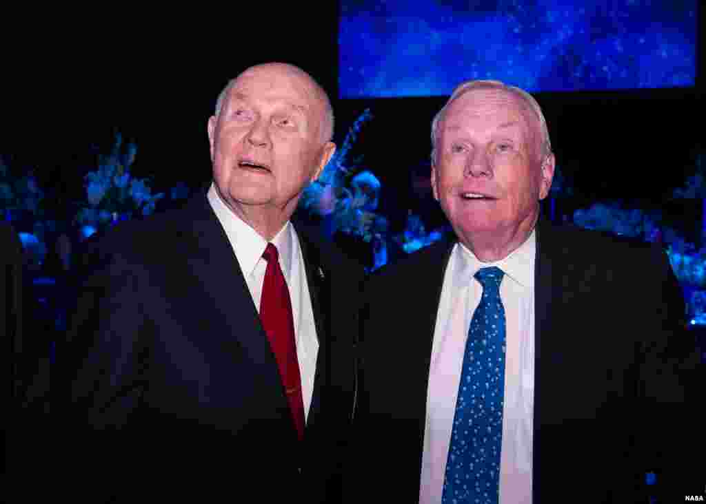 Senator John Glenn (kiri) dan astronot Apollo 11 Astronaut Neil Armstrong dalam peringatan 50 tahun penerbangan bersejarah Glenn, di Columbus, Ohio, 20 Februari 2012. (NASA/Bill Ingalls)