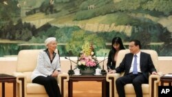 La directrice générale du Fonds monétaire international (FMI), Christine Lagarde et le vice-Premier ministre chinois Li Keqiang, au Grand Palais du Peuple à Beijing, Chine, le 24 mars 2014.