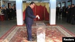 Imomali Rahmon o'zi uchun ovoz bermoqda, 6-noyabr, 2013