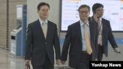 한국의 황준국 외교부 한반도평화교섭본부장(왼족)이 오는 18일(현지시각) 러시아에서 열리는 양국 6자회담 수석대표 회담에 참석하기 위해 16일 인천공항을 통해 출국하고 있다. 