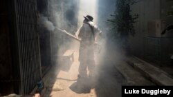 បន្ទាប់ពីមានការផ្ទុះឡើងនៃការរីករាលដាលជំងឺគ្រុនឈាមនៅតំបន់ Chinatown ក្នុងទីក្រុងបាងកក ដែលបានបណ្តាលឲ្យបុរសម្នាក់ស្លាប់ អាជ្ញាធរក្រុងបានចេញត្រួតពិនិត្យតាមលំនៅដ្ឋាន និងផ្តល់ដំបូន្មានដល់ពលរដ្ឋអំពីប្រភពមូសដែលបង្កឲ្យមានជំងឺគ្រុនឈាម។ 