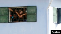 지난해 8월 배트남 하노이 인근 감옥의 수감자들이 창문 밖을 내다보고 있다. (자료사진)