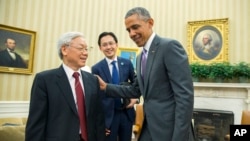 Presiden Barack Obama, kanan, bertemu dengan Sekretaris Jenderal Partai Komunis Vietnam Nguyen Phu Trong di Oval Office, Gedung Putih, Selasa, 2 Juli 2015.