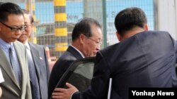 중국 측이 주최하는 반관반민 성격의 6자회담 학술세미나에 참석하기 위해 지난 9월 중국 베이징을 방문한 북한의 김계관·리용호 외무성 부상과 최선희 외무성 부국장이 공항에 도착, 차량에 오르고 있다.