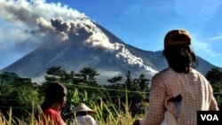 Aktivitas Gunung Merapi bulan November 2010 lalu (foto: dok). Lima dari 18 gunung berapi di Indonesia yang berstatus waspada saat ini statusnya sudah dinaikan menjadi siaga.