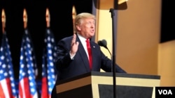 Donald Trump prononce son discours d’investiture comme candidat républicain au quatrième et dernier jour de la convention erépublicaine à Cleveland, Ohio, 21 juillet 2016. (A. Shaker / VOA)