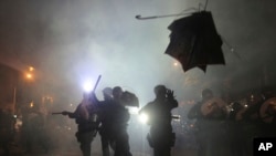 7月21日，香港防暴警察与示威者对峙。