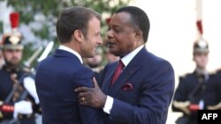 Président ya Congo-Brazzaville Denis Sassou N'Guesso ayambani na mokokani wa ye ya France France Emmanuel na Palais ya Elysée na Paris, 3 septembre 2019.