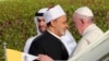 Paus Fransiskus disambut Imam Besar al-Azhar Sheikh Ahmed al-Tayeb di Masjib Besar sheikh Zayed di Abu Dhabi, Uni Emirat Arab, 4 Februari 2019. 