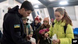 مقامات روسیه انتفال كودكان از قلمرو اوکراین را انكار نمی كنند، اما اين عمل را اخراج نمی نامند. 