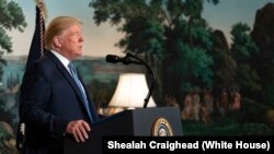 Presiden AS Donald Trump memberikan pernyataan mengenai penembakan di El Paso, Texas and di Dayton, pada akhir pekan, Gedung Putih, Washington, Senin, 5 Agustus 2019.