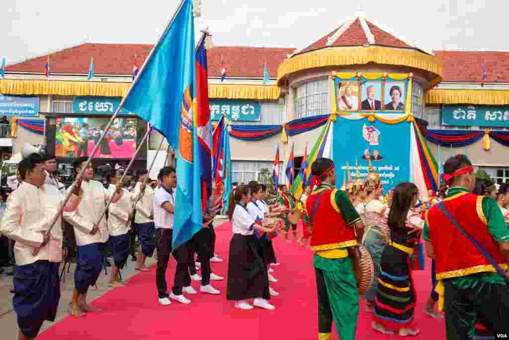 ក្រុម​សិល្បករ​សម្តែង​របាំ​ ​នៅ​ក្នុង​ពិធី​រំឭក​ខួប​ថ្ងៃ​៧​ មករា​ លើក​ទី​៣៨​ នៅ​ឯ​​ទីស្នាក់ការ​គណបក្ស​ប្រជាជន​កម្ពុជា​ ក្នុង​រាជធានីភ្នំពេញ​ កាល​ពី​ថ្ងៃ​ទី​៧​ ខែ​មករា​ ឆ្នាំ​២០១៧។​ (ហ៊ាន សុជាតា/ VOA)