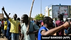 Les partisans de l'opposition nigérienne scandent des slogans alors qu'ils participent à une manifestation dans les rues de Niamey, le 23 février 2021 pour protester contre les résultats du second tour de la présidentielle dans leur pays. (Photo par Issouf SANOGO / AFP)