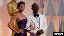 Komedian Eddie Murphy dan pasangannya di acara penghargaan Academy Award. (Foto: Dok)