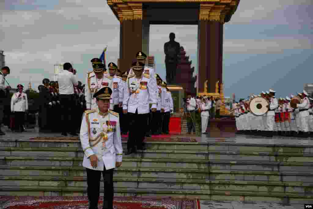 អគ្គ​ស្នងការ​នគរបាល​ជាតិ​ លោក​នាយឧត្តម​សេនីយ៍​នេត សាវឿន​ ស្ថិត​នៅ​ក្នុង​ពិធី​​គោរព​ថ្វាយព្រះ​វិញ្ញាណក្ខន្ធ​ព្រះ​ករុណា​ព្រះ​បាទ​សម្តេច​នរោត្តម​​​ សីហនុ​ ព្រះ​បរម​រដ្ឋនកោដ្ឋ​ នៅ​ថ្ងៃ​ខួប​បី​ឆ្នាំ​​ដែល​​ព្រះ​អង្គ​បាន​សោយ​ទីវង្គត។​ កម្មវិធី​នេះ​ប្រារព្ធ​ឡើង​នៅ​បូជនីយដ្ឋាន​តម្កល់​រូប​សំណាក​ព្រះ​បរមរតនកោដ្ឋ​​ នៅ​លើ​មហាវិថី​សីហនុ នៅ​រាជធានី​ភ្នំពេញ​ នៅ​ព្រឹក​ថ្ងៃ​ទី​១៥​ ខែ​តុលា​។ ​​អតីត​ព្រះ​មហាក្សត្រ​ព្រះបាទ​​នរោត្តម​ សីហនុ​សោយទី​វង្គត​ ​នៅ​ព្រះជន្ម​៨៩​ព្រះ​វស្សា នៅ​ទីក្រុង​ប៉េកាំង​នៃ​ប្រទេស​ចិន​ កាល​ពី​ថ្ងៃ​ទី​១៥ ខែ​​តុលា ​ឆ្នាំ​២០១២។ (​ឡេង ឡែន /VOA)&nbsp;