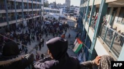 Watu wakagua uharibu uliosababishwa na mashambulizi ya Israel kwenye shule inayohifadhi watu wasiokuwa na makazi huko Khan Yunis, kusini mwa Ukanda wa Gaza, Disemba 16, 2024. Picha ya AFP.