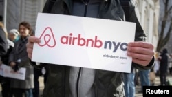 Para pendukung Airbnb dalam unjuk rasa sebelum sidang dengar pendapat di Balai Kota, di New York, 20 Januari 2015.
