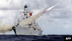Na ovoj fotografiji datiranoj na 10. februar 2016, koju je objavilo britansko Ministarstvo odbrane, vidi se fregata tip 23 Britanske kraljevske mornarice, HMS Iron Duke, kako ispaljuje protivbrodsku raketu Harpun.