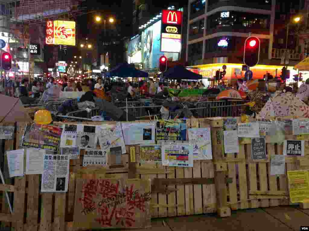 旺角占领区周五白天发生零星冲突外晚间平静 （美国之音图片/海彦拍摄 ） 
